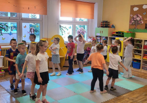 Dzieci chodzą z woreczkami na głowie.