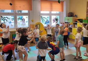 Dzieci podrzucają i łapią woreczki.