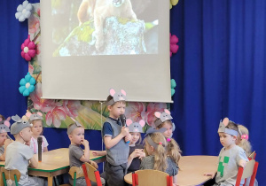 Chłopiec recytuje wiersz.