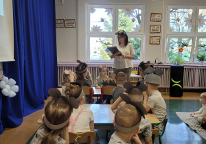 Nauczyciel mysz wita dzieci.