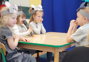 Dziewczynka recytuje wiersz.