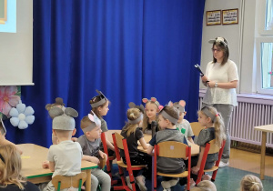 Nauczyciel mysz mówi swoją rolę.