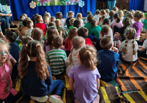 Dzieci słuchają pogadanki w wykonaniu pedagoga specjalnego.