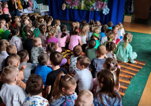 Dzieciaki podczas oglądania bajki edukacyjnej.