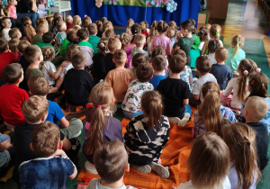 Przedszkolaki słuchają piosenki pt. „Nieznajomy”.