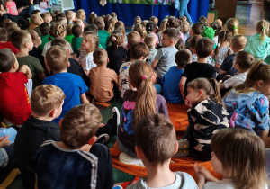 Dzieci przypominają sobie podstawowe numery alarmowe.