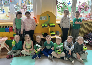 Dzieci pozują ze swoimi roślinkami.