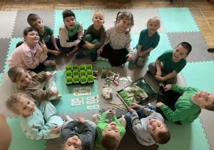 Dzieci z grupy Żabki przygotowują rzeczy niezbędne do założenia wiosennego ogródka.