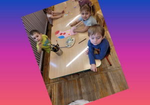 Zdjęcie dzieci wykonujących pracę plastyczną