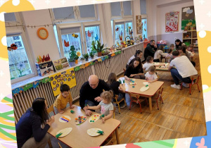 Zdjęcie dzieci wraz z rodzicami podczas warsztatów świątecznych