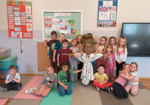 Dzieci z grupy Odkrywcy wspólnie stworzyły marzannę i w ten sposób powitały panią Wiosnę.