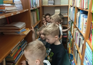 Przedszkolaki oglądają biblioteczny księgozbiór.