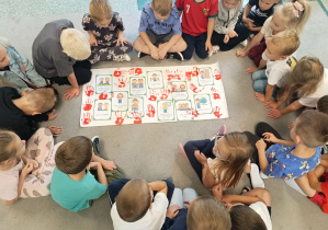 Dzieci z grupy „Motylki” podczas oglądania kodeksu przedszkolaka, który wspólnie stworzył.