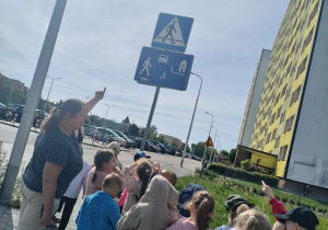 Motylki dbają o własne bezpieczeństwo - rozpoznają znaki drogowe - przejście dla pieszych