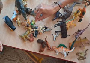 Dzieci bawią się dinozaurami.