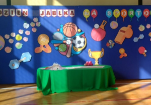 Zdjęcie przedstawia dekorację z okazji Dnia Jabłka.
