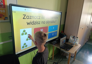 Zabawa edukacyjna z tablicą interaktywna w grupie Motylki.