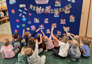 Grupa Słoneczka wykonała i zawiesiła łańcuch przyjaźni.