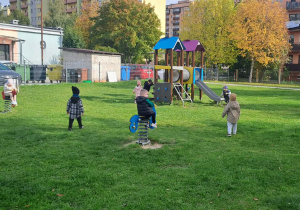 Dzieci aktywnie spędzają czas na placu zabaw.