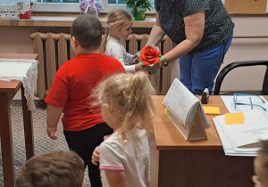 Dzieci z grupy Stokrotki wręczają kwiat Pani Wicedyrektor.