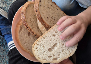 Dzieci z grypy Słoneczka poznają chleb za pomocą zmysłów.