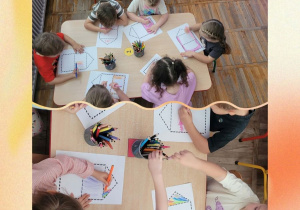 Zdjęcie dzieci podczas wykonywania pracy plastycznej „List do najbliższych”