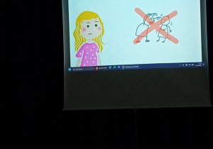 Na zdjęciu widzimy dzieci podczas oglądania bajki edukacyjnej.