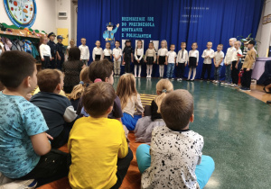 Zdjęcie przedstawia dzieci i policjantów w czasie spotkania