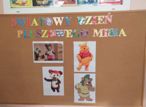 Tablica korkowa z napisem światowy dzień pluszowego misia wykonanym kolorowymi literami. Pod spodem cztery obrazki przedstawiające misie.