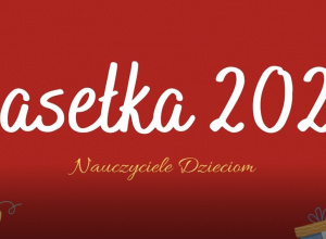 Na czerwonym tle napis dużymi, białymi literami- Jasełka2021 Nauczyciele - dzieciom. Po rogach umieszczone ozdoby świateczne oraz ubrana choinka.