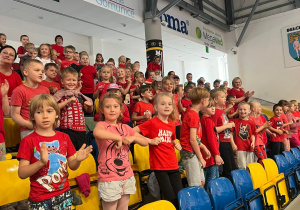 Publiczność z naszego przedszkola krzyczy, macha i wiwatuje z trybun na cześć naszej drużyny.