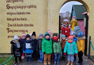 Dzieci z grupy Stokrotki pozują do zdjęcia przy Wielkiej Magicznej Księdze.