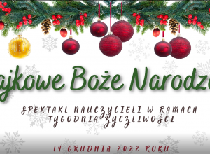 Na zdjęciu zielony napis Bajkowe Boże Narodzenie. nad nim gałązki choinkowe ozdobione kolorowymi bombkami.