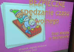 Tablica na której wyświetlona jest prezentacja z napisem „Bezpieczne spędzanie czasu wolnego”.