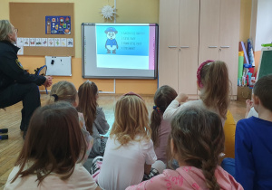 Smerfy wraz z Panią Strażnik oglądają film edukacyjny Strażnik Poli pt.”Bezpieczne zachowania”.