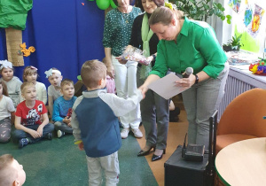 Zdjęcie przedstawia zwycięzcę konkursu, który otrzymuje gratulacje od Pani Wicedyrektor.