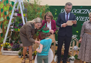 Dziewczynka z grupy „Żabki” odbiera nagrodę.