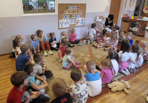 Grupę Stokrotki odwiedzili starsi koledzy z Pszczółek. Pani Renatka przeczytała wszystkim dzieciom bajkę pt. Jadzia Pętelka idzie na spacer.