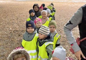 Dzieci z grupy Krasnale spacerują po ścieżce edukacyjnej i poznają mieszkańców lasu.